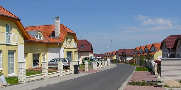 Plot, silnice a vrata